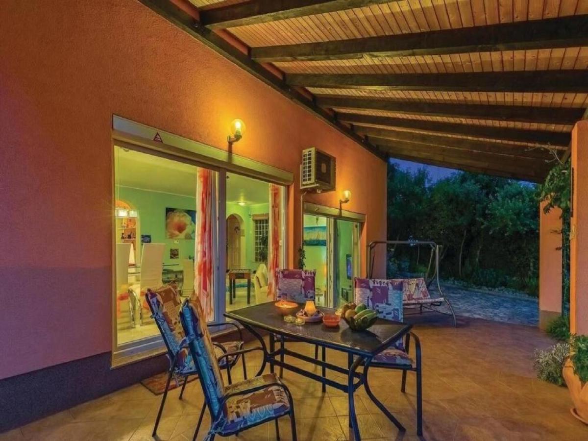 Villa Mery Smrika Bagian luar foto